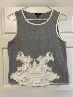 🚨💎 Cupio Grey Tank with White Lace Floral Appliqué
